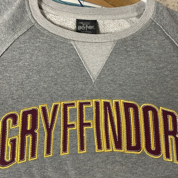 Wizarding World of Harry Potter Universal Studios Gryffindor Pullover, size M - Picture 5 of 8